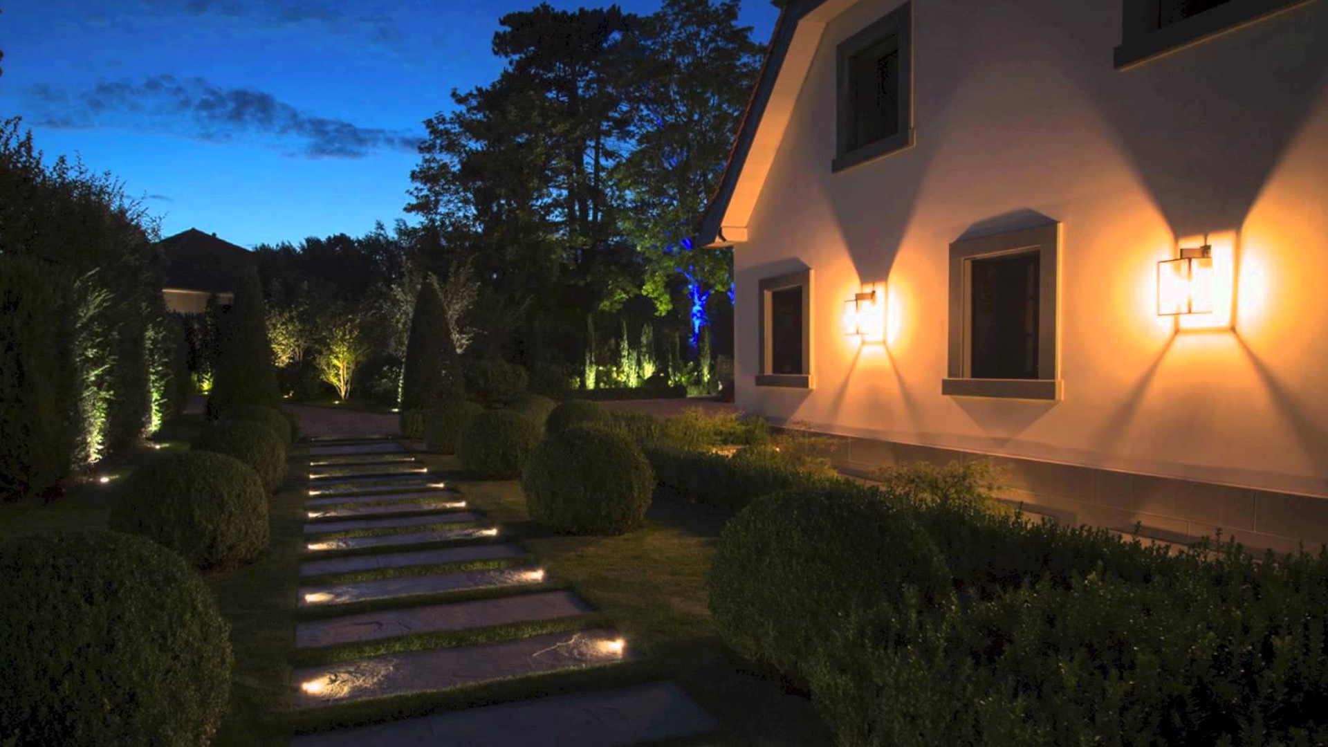 ILLUMINAZIONE LED CORTILI